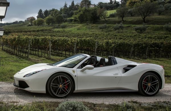 Alquiler de un Ferrari 488 Spider en Europa